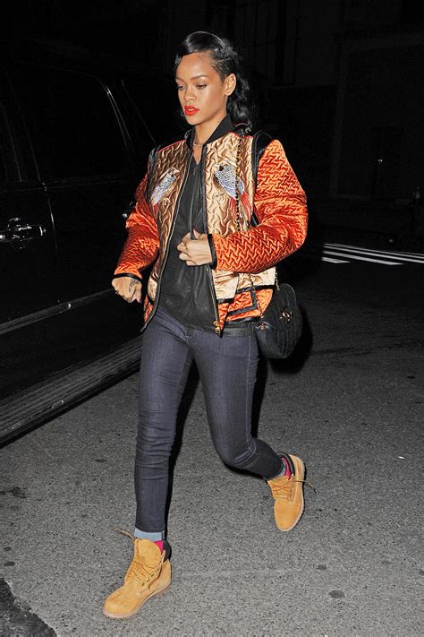 rihanna botas versace